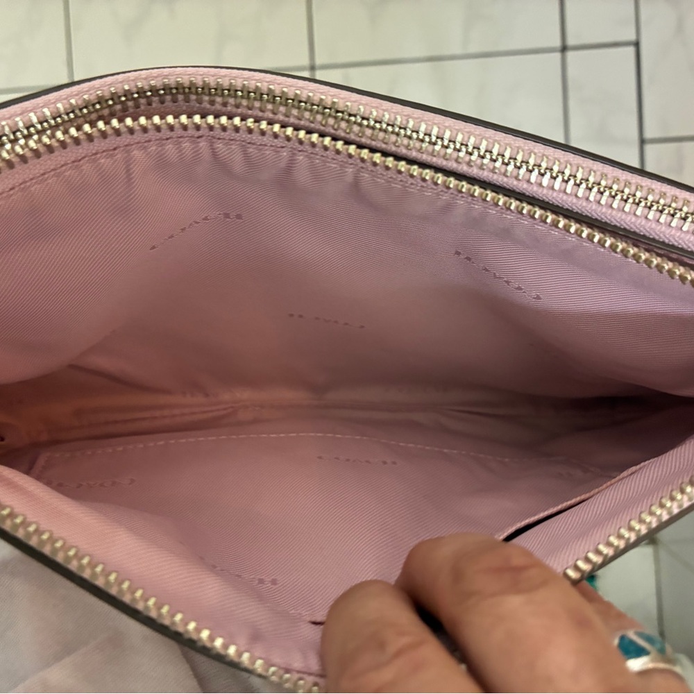 GIANT SALE! Coach Light Pink Leather Crossbody in excellent condition - Picture 10 of 14